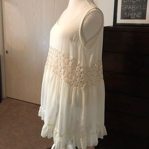 Adorable light sleeveless top.  Gypsy Junkies m/l